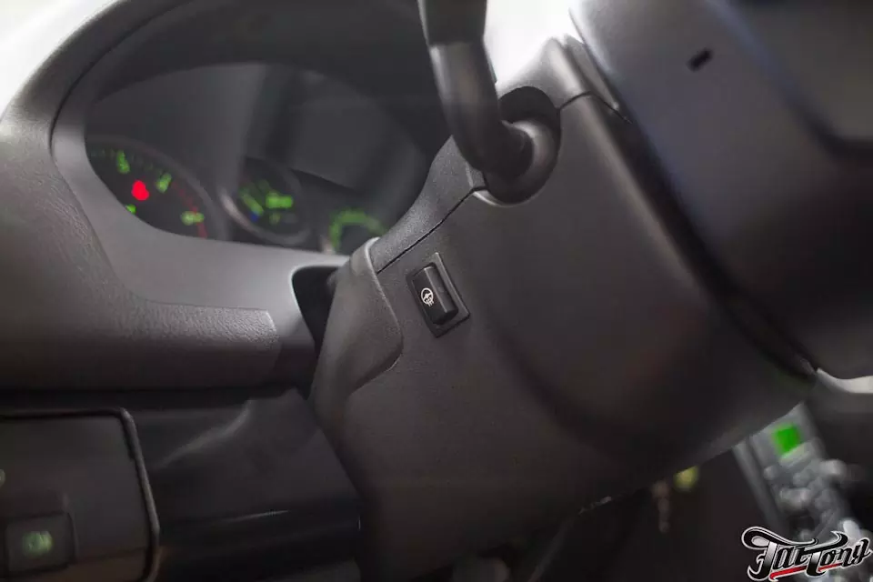 Land Rover Freelander. Установка фирменного подогрева руля и пошив обода руля. Шумоизоляция дверей.